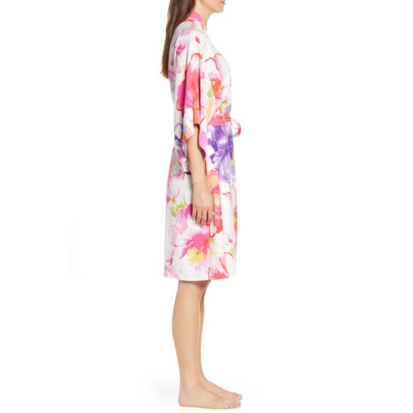 Natori Silky Floral Robe - Picture 4 of 10